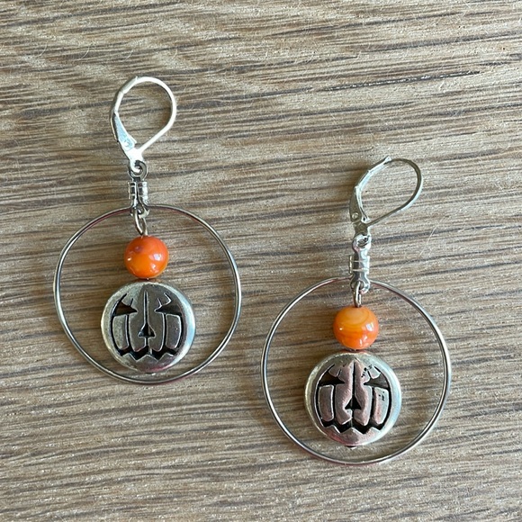 HAND CRAFTED JACK O’LANTERN PIERCED EARRINGS Orange Metallic Silver - Picture 5 of 13
